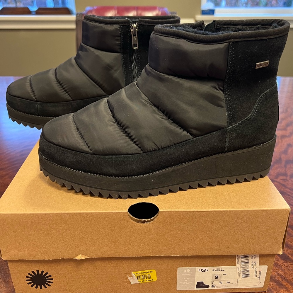 UGG Ridge Mini Black Size 9